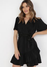 Born2be - Czarna Sukienka Pereira. Typ kołnierza: dekolt w serek. Kolor: czarny. Materiał: tkanina, materiał. Wzór: gładki, aplikacja. Typ sukienki: kopertowe. Długość: mini #1