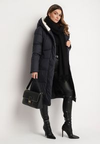 Born2be - Granatowa Pikowana Kurtka o Długim Kroju z Kapturem i Wiązanym Paskiem Neandira. Okazja: na co dzień. Typ kołnierza: kaptur. Kolor: niebieski. Materiał: jeans, materiał. Długość rękawa: długi rękaw. Długość: długie. Sezon: zima, jesień. Styl: klasyczny, casual, elegancki #5