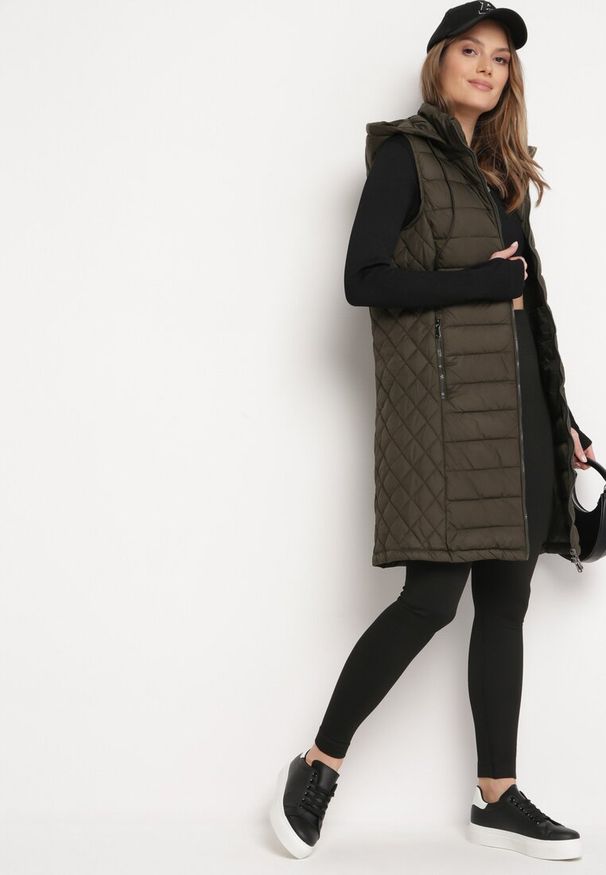 Born2be - Ciemnozielona Kamizelka Pikowana z Odpinanym Kapturem Alaritha. Okazja: na co dzień. Kolor: zielony. Materiał: jeans. Styl: elegancki, casual