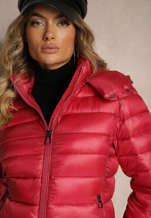 Renee - Czerwona Metaliczna Kurtka z Klasycznym Pikowaniem i Odpinanym Kapturem Dairia. Okazja: na co dzień. Kolor: czerwony. Materiał: jeans. Styl: klasyczny