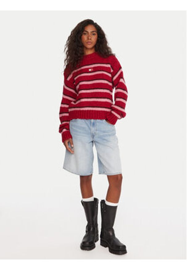 Tommy Jeans Sweter Badge DW0DW21679 Czerwony Relaxed Fit. Kolor: czerwony. Materiał: syntetyk