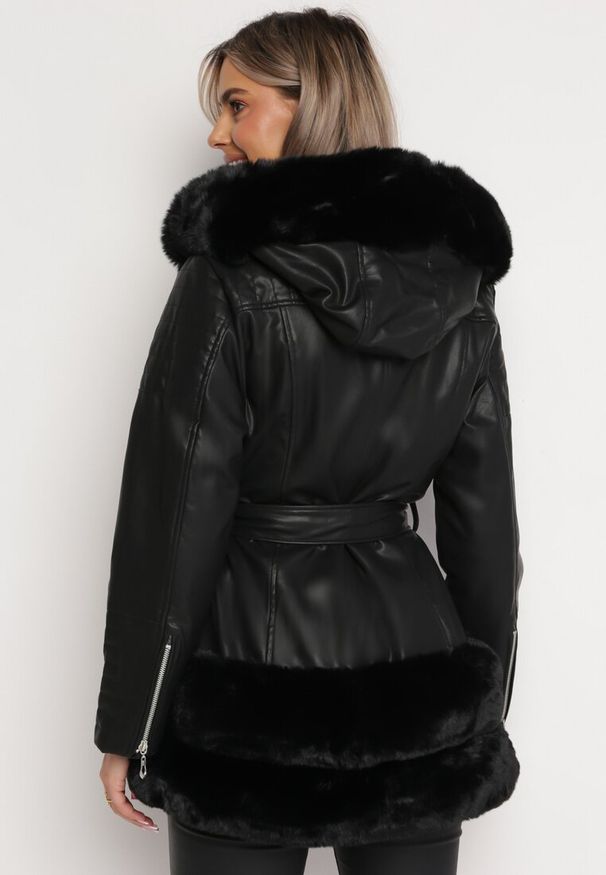 Born2be - Czarna Kurtka z Ekoskóry i Futerka z Wiązanym Paskiem Aravirta. Kolor: czarny. Materiał: futro