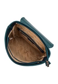 Wittchen - Damski plecak z ekoskóry z wyciętą klapą ciemny turkusowy. Kolor: turkusowy. Materiał: skóra ekologiczna. Wzór: paski. Styl: elegancki