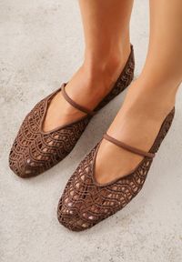 Renee - Brązowe Balerinki Mary Jane z Ażurową Cholewką Imitującą Plecionkę Timina. Zapięcie: bez zapięcia. Kolor: brązowy. Szerokość cholewki: normalna. Wzór: ażurowy. Sezon: wiosna. Styl: boho #6