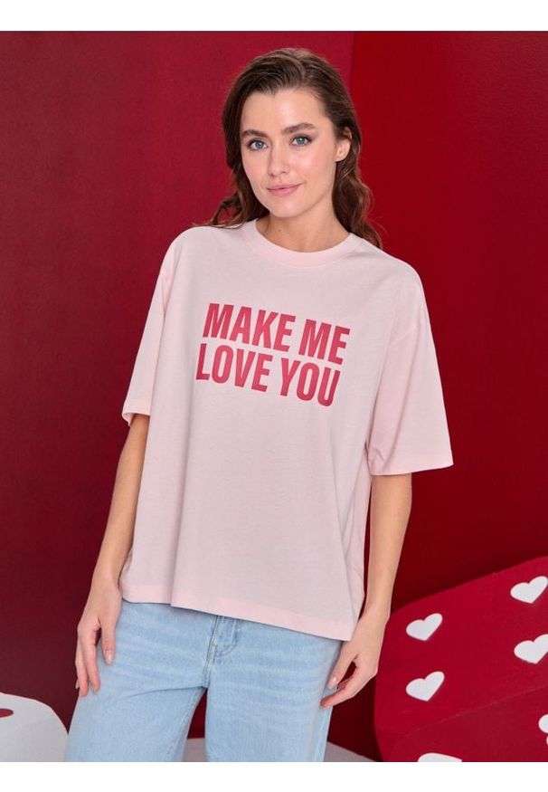 Sinsay - Bawełniana koszulka z napisem - różowy. Kolor: różowy. Materiał: bawełna. Wzór: napisy