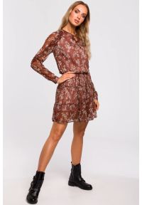 Sukienki.shop - Sukienka w kwiaty szyfonowa z falbankami w stylu BOHO brązowa mini. Typ kołnierza: kołnierz z falbankami. Kolor: brązowy. Materiał: szyfon. Wzór: kwiaty. Styl: boho. Długość: mini #3