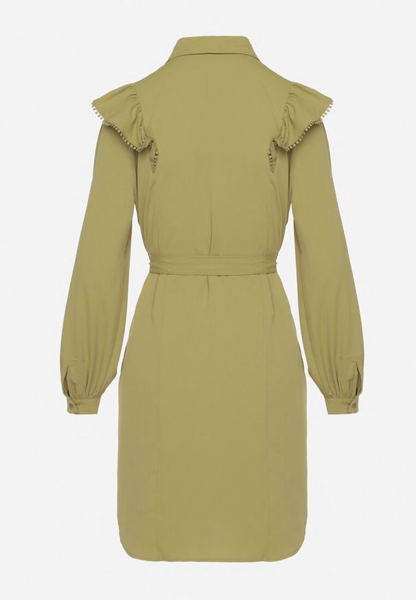 Born2be - Zielona Koszulowa Sukienka z Falbanką i Wiązanym Paskiem Jituri. Kolor: zielony. Materiał: materiał, koronka. Wzór: aplikacja. Typ sukienki: koszulowe. Długość: mini