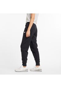 Spodnie damskie New Balance WP43805BK – czarne. Stan: podwyższony. Kolor: czarny. Materiał: poliester, bawełna, dresówka #2