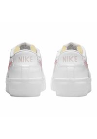 Buty Nike Blazer Low Platform W DJ0292-103 białe. Okazja: na co dzień. Kolor: biały. Materiał: skóra, guma. Szerokość cholewki: normalna. Obcas: na platformie