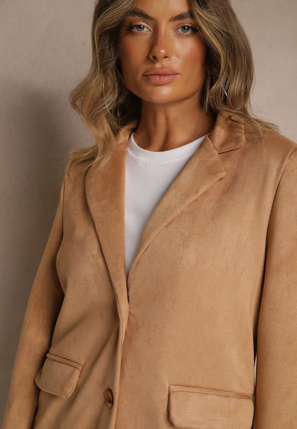 Renee - Beżowa Oversizowa Marynarka Pudełkowa z Imitacji Zamszu Alenella. Okazja: na co dzień. Kolor: beżowy. Materiał: zamsz. Wzór: grochy. Styl: casual, klasyczny