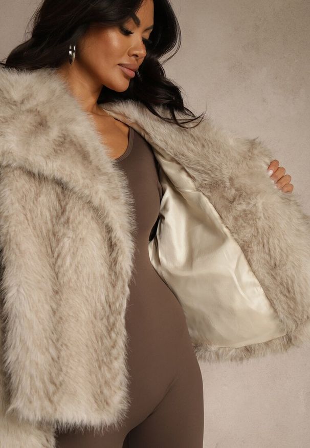 Renee - Beżowa Kurtka Futerko Ozdobione Cieniowanym Motywem Monideva. Kolor: beżowy. Materiał: futro. Wzór: aplikacja. Sezon: wiosna. Styl: elegancki