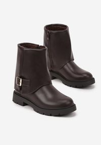 Born2be - Brązowe Botki w Stylu Biker z Wywiniętą Cholewką i Kwadratową Klamrą Jeilly. Okazja: na co dzień. Zapięcie: klamry. Kolor: brązowy. Materiał: jeans, skóra. Szerokość cholewki: normalna. Styl: młodzieżowy, casual, elegancki