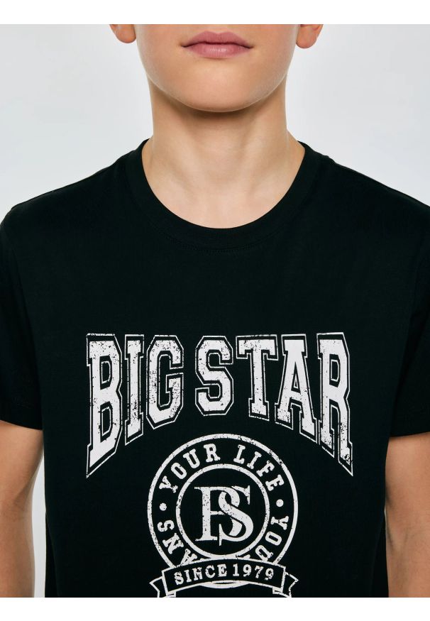 Big-Star - Koszulka chłopięca z nadrukiem czarna Mauter 906. Okazja: na uczelnię, na co dzień. Kolor: czarny. Materiał: jeans, dresówka, dzianina. Wzór: nadruk. Styl: casual, klasyczny, młodzieżowy