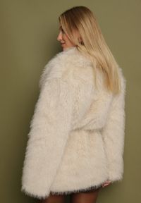 Born2be - Beżowa Kurtka Futerko o Prostym Kroju z Cienkim Wiązanym Paskiem Casatte. Okazja: do pracy, na spotkanie biznesowe. Typ kołnierza: golf. Kolor: beżowy. Materiał: futro. Wzór: aplikacja. Styl: biznesowy #6