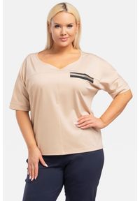 KARKO - Bluzka z ozdobną tasiemką TEYA beżowa. Okazja: do pracy. Kolekcja: plus size. Kolor: beżowy. Materiał: elastan, materiał, poliester, wiskoza, dzianina, jeans. Sezon: lato. Styl: elegancki