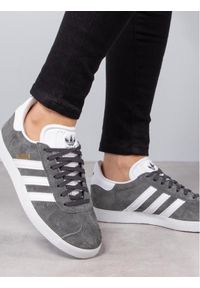 Adidas - adidas Sneakersy Gazelle BB5480 Szary. Kolor: szary. Materiał: skóra, zamsz. Model: Adidas Gazelle #1