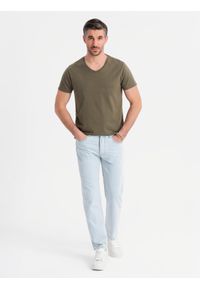 Ombre Clothing - Męska klasyczna bawełniana koszulka z dekoltem w serek BASIC – ciemnooliwkowa V6. Typ kołnierza: dekolt w serek. Kolor: oliwkowy. Materiał: bawełna. Styl: klasyczny #6