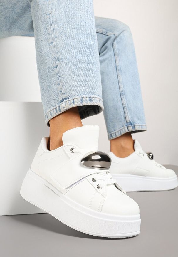 Born2be - Białe Sneakersy na Platformie z Metaliczną Ozdobą Weolinne. Okazja: na co dzień. Kolor: biały. Materiał: dresówka, skóra. Wzór: aplikacja. Obcas: na platformie