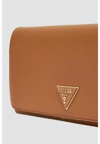 Guess - GUESS Brązowy portfel na łańcuszku Noelle II Mini. Kolor: brązowy. Materiał: skóra ekologiczna