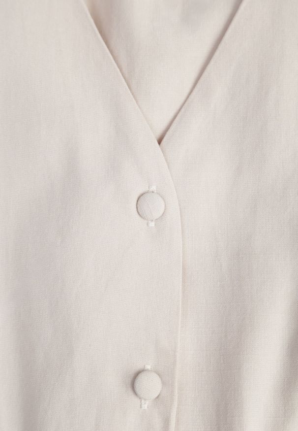 Renee - Beżowa Rozkloszowana Sukienka z Bawełną i Wiskozą Ozdobiona Paskiem Amalis. Kolor: beżowy. Materiał: wiskoza, bawełna. Wzór: aplikacja. Typ sukienki: rozkloszowane. Styl: elegancki