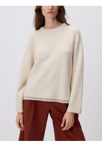 Reserved - Sweter z koronkowym wykończeniem - beżowy. Kolor: beżowy. Materiał: koronka
