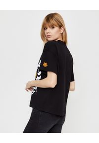 KENZO - Czarna koszulka z grafiką Kenzo x Kansai Yamamoto. Okazja: na co dzień. Kolor: czarny. Materiał: jeans. Wzór: aplikacja, nadruk. Styl: casual #6