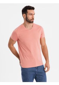 Ombre Clothing - Klasyczna męska bawełniana koszulka z dekoltem w serek BASIC – różowa V7. Typ kołnierza: dekolt w serek. Kolor: różowy. Materiał: bawełna. Styl: klasyczny #8