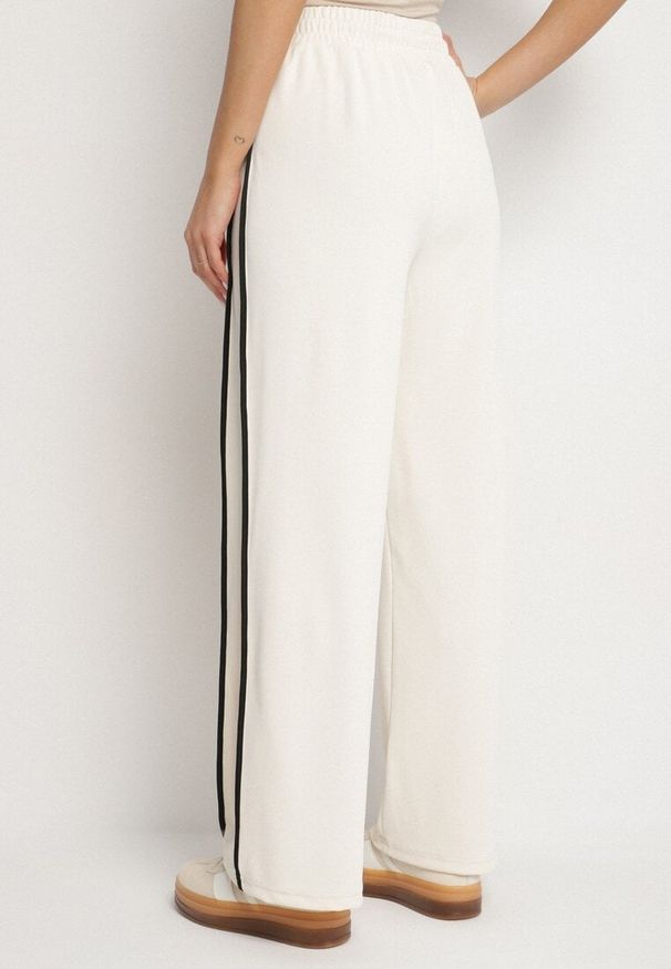 Born2be - Jasnobeżowe Spodnie Dresowe o Szerokim Kroju z Wysokim Stanem i Lampasami Sopiva. Okazja: na co dzień. Stan: podwyższony. Kolor: beżowy. Materiał: dresówka. Styl: casual, sportowy