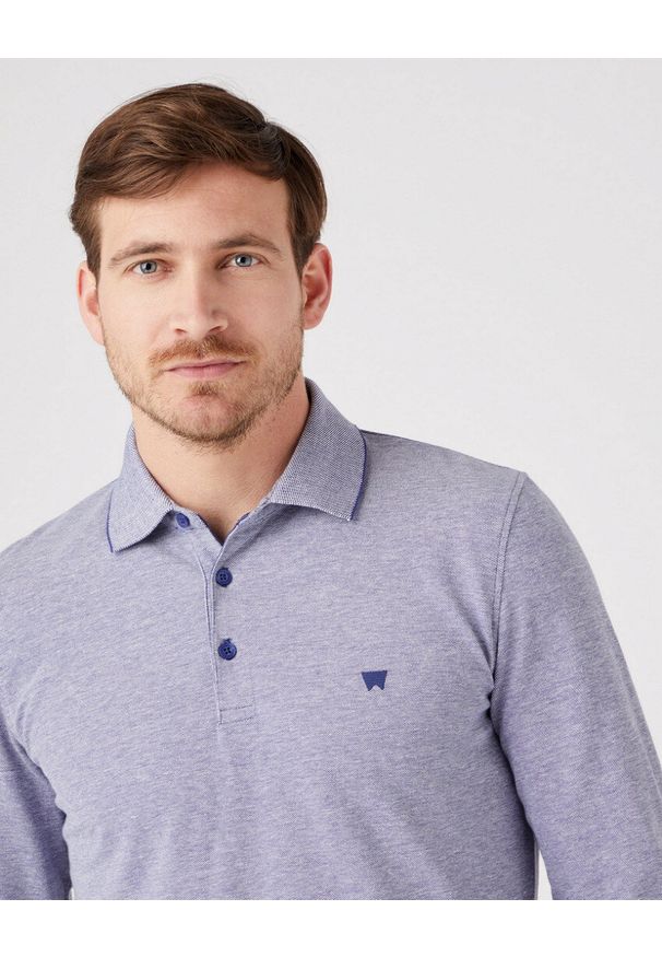 Wrangler - WRANGLER REFINED POLO MĘSKA KOSZULKA DŁUGI RĘKAW BLUE W7F9KHB51 112323733. Typ kołnierza: polo. Długość rękawa: długi rękaw. Długość: długie