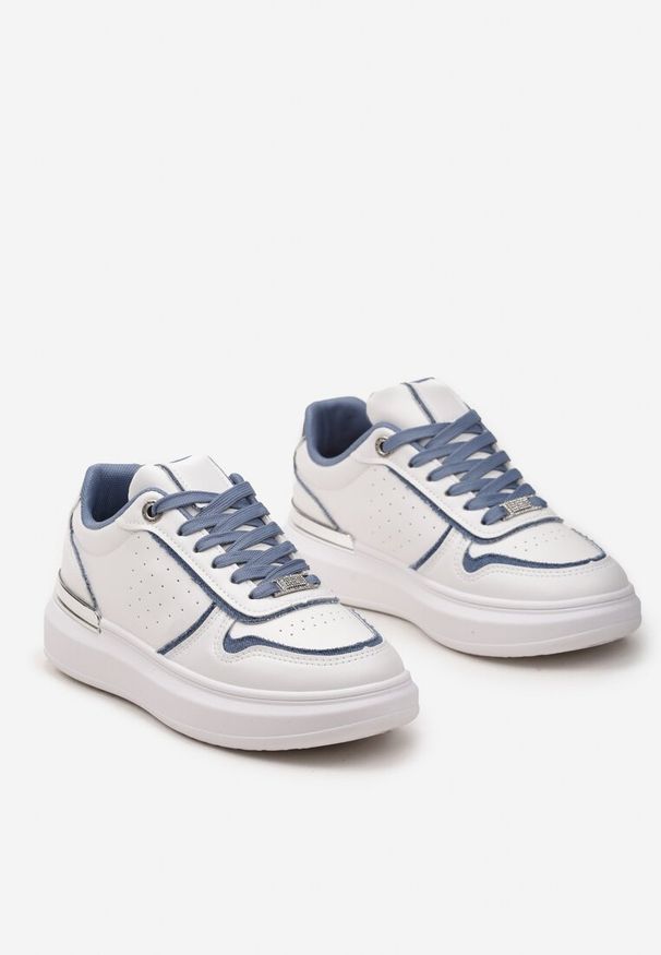 Born2be - Białe Sneakersy na Platformie z Materiałowymi Wstawkami i Cyrkoniami Przy Sznurówkach Nylith. Okazja: na imprezę, na spacer. Zapięcie: sznurówki. Kolor: biały. Materiał: materiał. Obcas: na platformie. Wysokość obcasa: niski. Sport: turystyka piesza