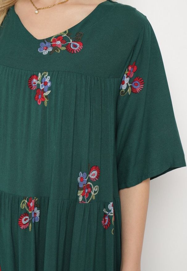 Born2be - Ciemnozielona Wiskozowa Sukienka o Rozkloszowanym Kroju z Krótkim Rękawem Givinia. Okazja: na co dzień, na imprezę. Kolekcja: plus size. Kolor: zielony. Materiał: wiskoza. Długość rękawa: krótki rękaw. Typ sukienki: proste, rozkloszowane, dla puszystych. Styl: elegancki, casual