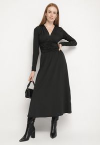 Born2be - Czarna Marszczona Sukienka Taliowana z Wiskozą z Dekoltem V i Długim Rękawem Emirie. Okazja: na co dzień, na spotkanie biznesowe. Typ kołnierza: dekolt w kształcie V. Kolor: czarny. Materiał: wiskoza. Długość rękawa: długi rękaw. Styl: biznesowy, casual #6