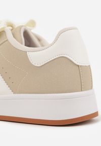 Renee - Beżowo-Białe Sneakersy na Niskiej Platformie z Naszywkami Flordexia. Okazja: na co dzień. Kolor: beżowy. Materiał: jeans. Wzór: aplikacja. Obcas: na platformie #5