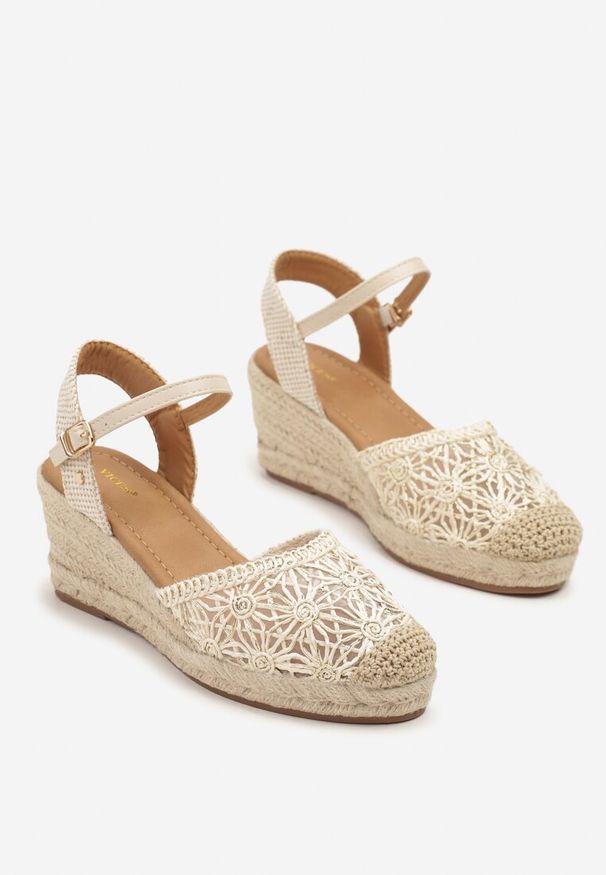 Renee - Beżowe Sandały Vices na Plecionym Koturnie w Stylu Boho Lisalia. Okazja: na co dzień. Nosek buta: otwarty. Zapięcie: sprzączka. Kolor: beżowy. Wzór: aplikacja. Obcas: na koturnie. Styl: boho