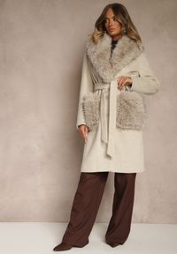 Renee - Beżowy Płaszcz z Futrzanym Kołnierzem Kieszeniami i Wiązanym Paskiem Perria. Okazja: na co dzień. Kolor: beżowy. Materiał: futro. Styl: elegancki, casual