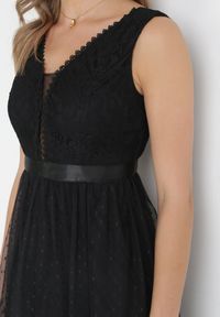 Born2be - Czarna Rozkloszowana Sukienka Tiulowa z Koronką Celila. Okazja: na ślub cywilny, na wesele, na imprezę. Typ kołnierza: dekolt w serek. Kolor: czarny. Materiał: tiul, koronka. Wzór: koronka. Typ sukienki: kopertowe. Styl: elegancki #5