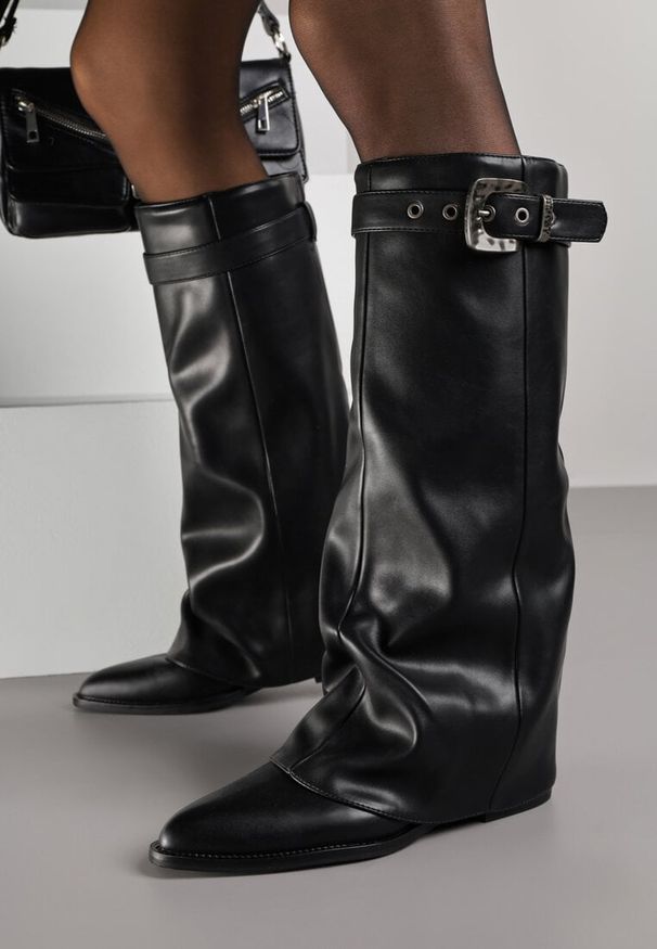 Born2be - Czarne Kozaki z Noskiem w Szpic i Cholewką Imitującą Nogawkę z Klamrą Tusemira. Okazja: na spotkanie biznesowe. Zapięcie: klamry. Kolor: czarny. Szerokość cholewki: normalna. Styl: klasyczny, biznesowy