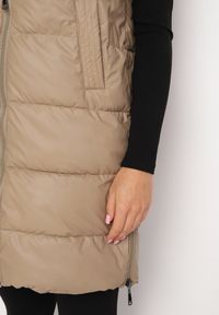 Born2be - Ciemnobeżowa Pikowana Kamizelka z Kapturem i Obustronnym Suwakiem Trilasa. Typ kołnierza: kaptur. Kolor: beżowy. Styl: elegancki #4