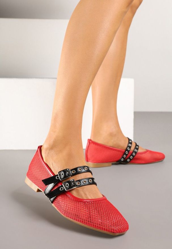 Born2be - Czerwone Balerinki z Siateczkową Cholewką i Paskami w Rockowym Stylu Korlevia. Okazja: na co dzień. Zapięcie: pasek. Kolor: czerwony. Materiał: jeans, skóra. Szerokość cholewki: normalna. Styl: rockowy