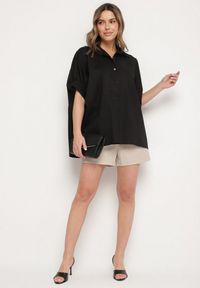 Born2be - Czarna Bawełniana Koszula o Kroju Oversize Zialira. Okazja: na co dzień. Kolor: czarny. Materiał: bawełna. Długość rękawa: krótki rękaw. Długość: krótkie. Styl: elegancki, casual #7