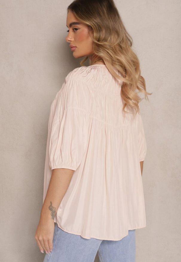 Renee - Jasnoróżowa Bluzka z Wiskozą o Fasonie Oversize z Gumkami w Ramionach Alirona. Kolor: różowy. Materiał: wiskoza