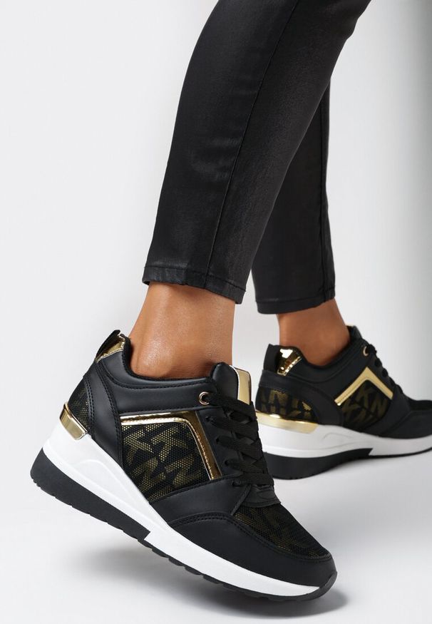 Born2be - Czarno-Białe Sneakersy Kasaris. Okazja: na co dzień. Kolor: czarny. Materiał: jeans, jedwab. Wzór: aplikacja. Obcas: na koturnie. Wysokość obcasa: średni