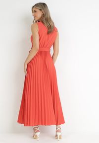 Born2be - Czerwona Plisowana Sukienka Maxi z Gumką w Pasie i Materiałowym Paskiem Biak. Okazja: na imprezę, na wesele, na ślub cywilny. Kolor: czerwony. Materiał: materiał. Sezon: lato. Typ sukienki: kopertowe. Styl: klasyczny, elegancki. Długość: maxi #3