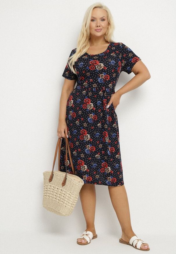 Born2be - Granatowo-Czerwona Rozkloszowana Sukienka w Kwiatowy Wzór Lumilisse. Okazja: na co dzień, na spacer. Kolor: niebieski. Wzór: kwiaty. Styl: casual, klasyczny, elegancki