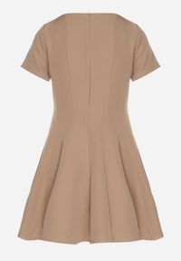 Born2be - Ciemnobeżowa Rozkloszowana Sukienka z Krótkim Rękawem i Ozdobnymi Przeszyciami Meporea. Okazja: na co dzień. Kolor: beżowy. Długość rękawa: krótki rękaw. Styl: klasyczny, casual, elegancki #4