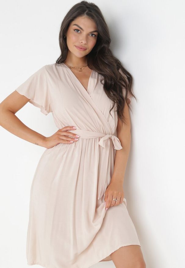 Born2be - Beżowa Sukienka z Wiskozy i Wiązanym Paskiem Gariela. Kolor: beżowy. Materiał: wiskoza. Typ sukienki: kopertowe