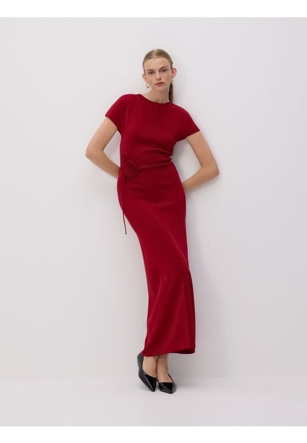 Reserved - Sukienka maxi z ozdobnym paskiem - czerwony. Kolor: czerwony. Materiał: dzianina, wiskoza. Długość: maxi
