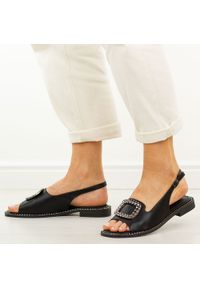 POTOCKI - Czarne płaskie sandały damskie Potocki 43340. Okazja: na co dzień. Kolor: czarny. Materiał: skóra. Wzór: aplikacja. Sezon: wiosna, lato. Obcas: na obcasie. Styl: casual, elegancki, klasyczny. Wysokość obcasa: niski #1