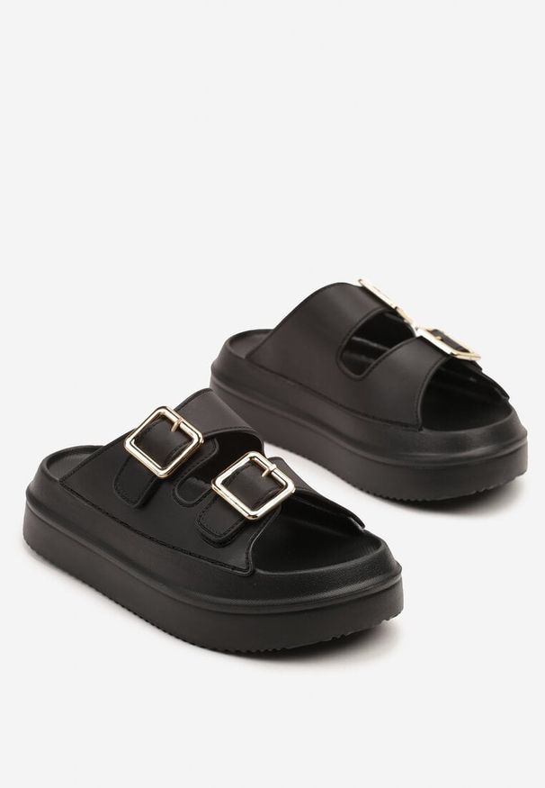 Born2be - Czarne Klapki na Grubej Piankowej Podeszwie z Klamrami Rilerria. Okazja: na co dzień, na spacer. Kolor: czarny. Sezon: lato. Styl: elegancki, casual