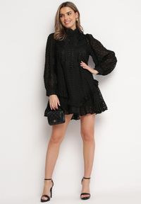 Born2be - Czarna Trapezowa Sukienka Mini z Ażurowym Wzorem i Falbankami Virenia. Typ kołnierza: kołnierz z falbankami. Kolor: czarny. Wzór: ażurowy. Typ sukienki: trapezowe. Długość: mini #5